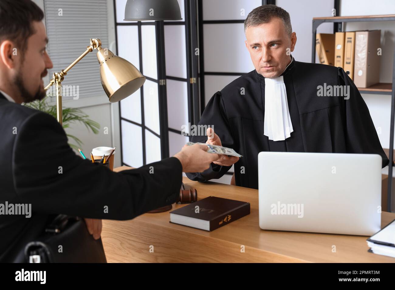 Giudice maturo che prende la tangente dall'uomo in tribunale Foto Stock