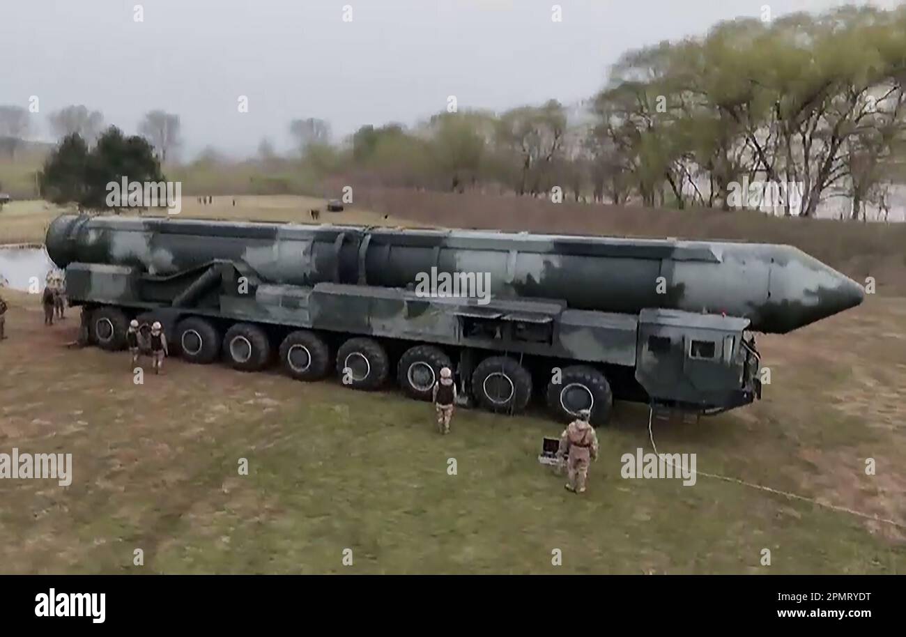 Sconosciuto, Corea del Nord. 14th Apr, 2023. Questa foto fornita il 14 aprile 2023, dal governo nordcoreano, mostra ciò che dice è il test-lancio del missile balistico intercontinentale Hwasong-18 Giovedì, 13 aprile 2023 in una località non divulgata, Corea del Nord. Photo by Office of the North Korean Government press service/UPI Credit: UPI/Alamy Live News Foto Stock