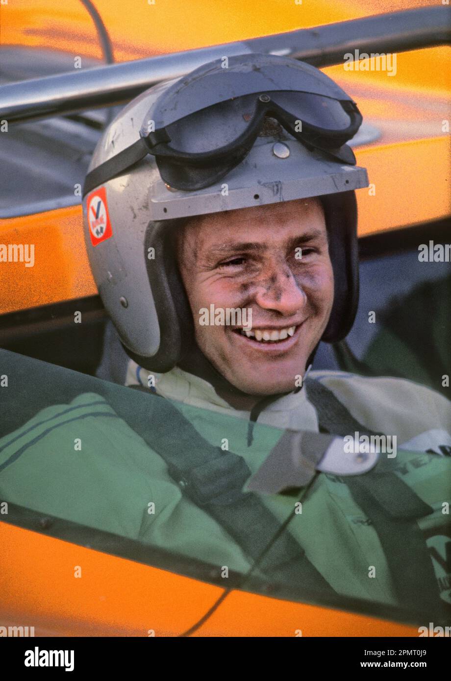 Sorridente pilota neozelandese Bruce McLaren nell'abitacolo del Gruppo 7 M6A CAN-am. Foto Stock