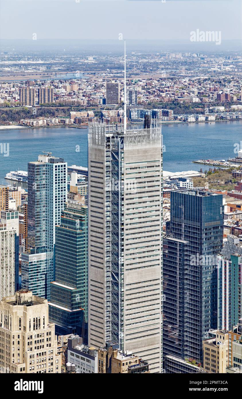 Vista dall'alto: Il New York Times Building sorvola Midtown; gli angoli intagliati espongono il telaio in acciaio. Uno schermo di aste in ceramica bianche deflette il calore. Foto Stock