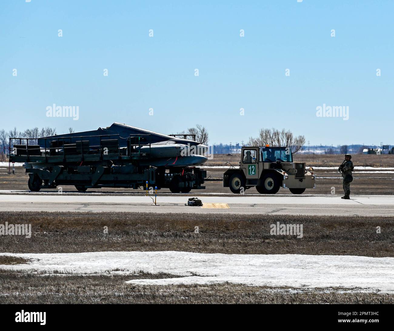 I missili da crociera lanciati ad aria vengono trasportati dall'area di stoccaggio delle armi durante l'esercizio di Global Thunder presso la base dell'aeronautica militare di Minot, North Dakota, 11 aprile 2023. Global Thunder è un esercizio annuale di comando e controllo progettato per formare gli Stati Uniti Forze di comando strategiche e valutare la disponibilità operativa congiunta. (STATI UNITI Foto dell'aeronautica militare di Senior Airman Zachary Wright) Foto Stock