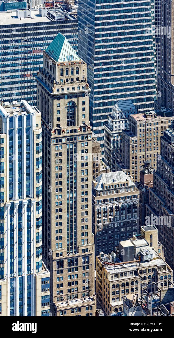 Vista dall'alto: La decorazione colorata in terracotta segna la cima della torre in mattoni dell'ufficio Mercantile Building, 10 East 40th Street. Foto Stock