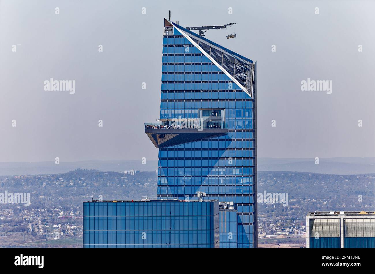 Vista dall'alto: La piattaforma di osservazione "The Edge" affissa alle facciate sud ed est di 30 Hudson Yards sul lato ovest di Manhattan. Foto Stock