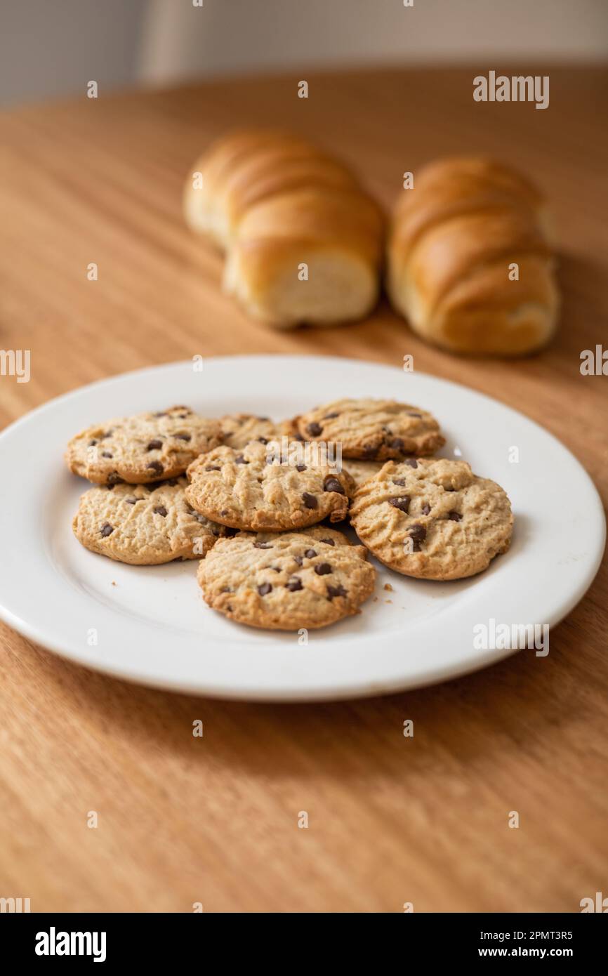appetitosa carta da parati con biscotti al cioccolato, cibo dolce e salutare, texture in studio, snack fatti in casa con pane sullo sfondo Foto Stock
