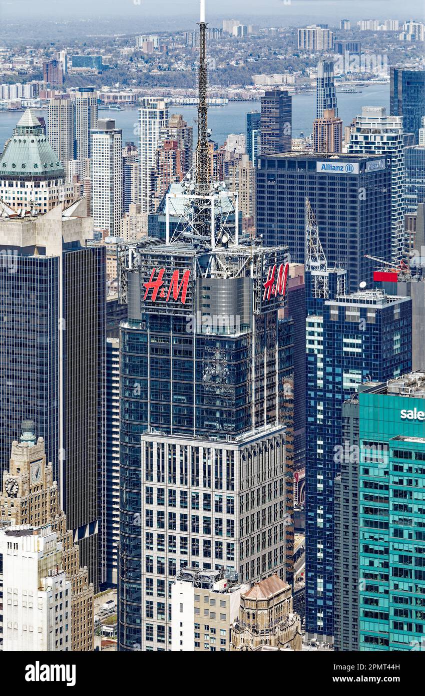 Vista dall'alto: 151 West 42nd Street, aka 4 Times Square e precedentemente Conde Nast Building, porta il logo H&M in cima alla sua torre in muratura e vetro. Foto Stock