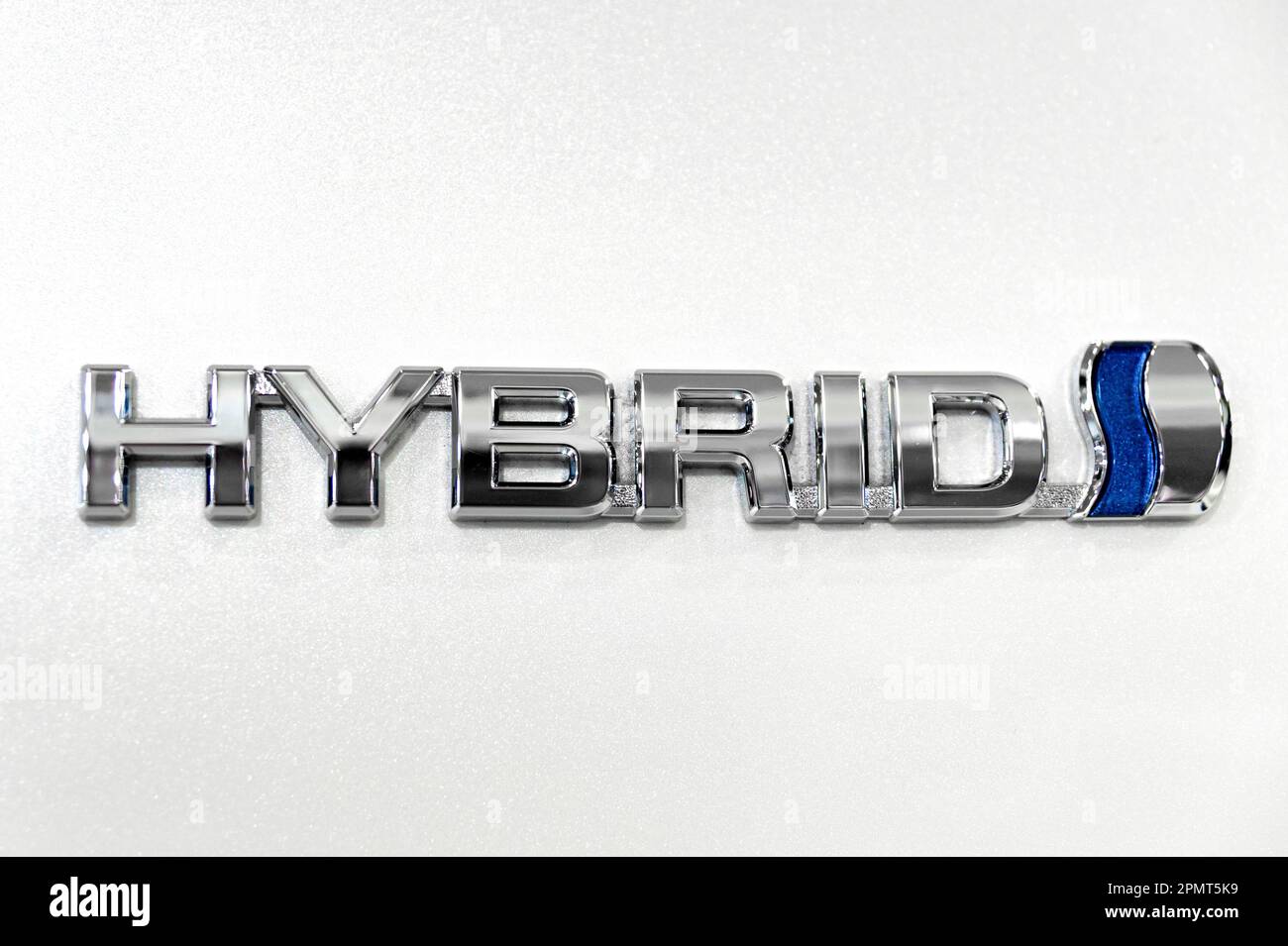 Odaiba, Tokyo, Giappone, Toyota Showcase Mega Web palette Town - 2 gennaio 2020: Primo piano del logo dell'emblema IBRIDO Toyota PRIUS. Foto Stock