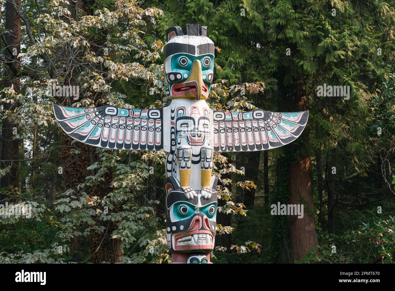 Vancouver, Canada - 11 settembre 2022: Totem pole in Staley Park è una delle tante prime Nazioni totem pole in mostra al parco. Foto Stock