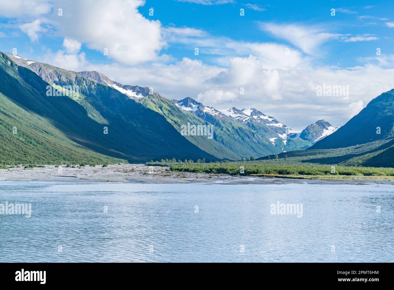 Montagne innevate lungo la baia di Prince William Sound a Whittier, Alaska Foto Stock