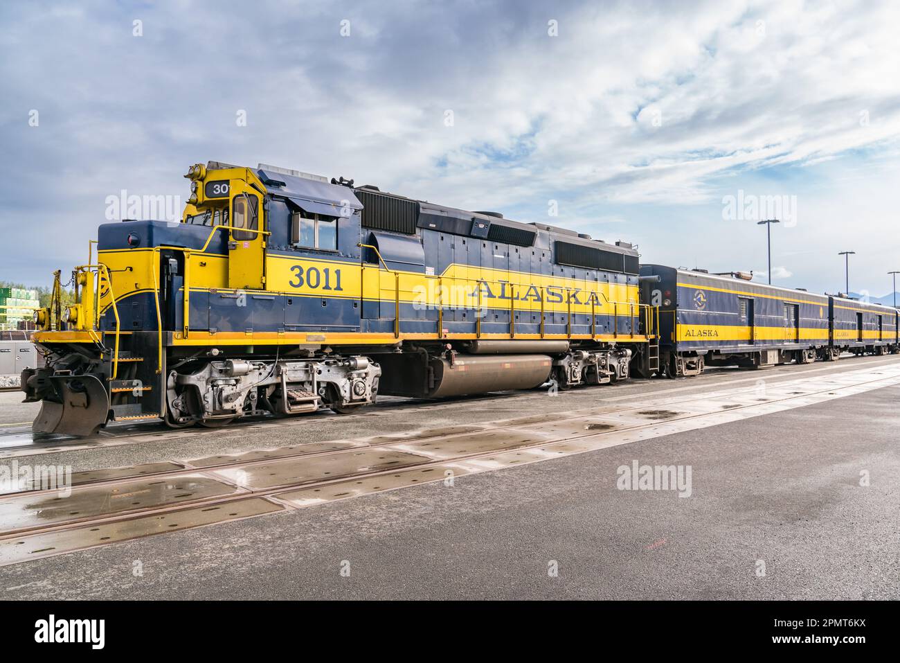 Anchorage, AK - 4 settembre 2022: Il treno passeggeri della Alaska Railroad attende di partire dal deposito di Anchorage in Alaska Foto Stock