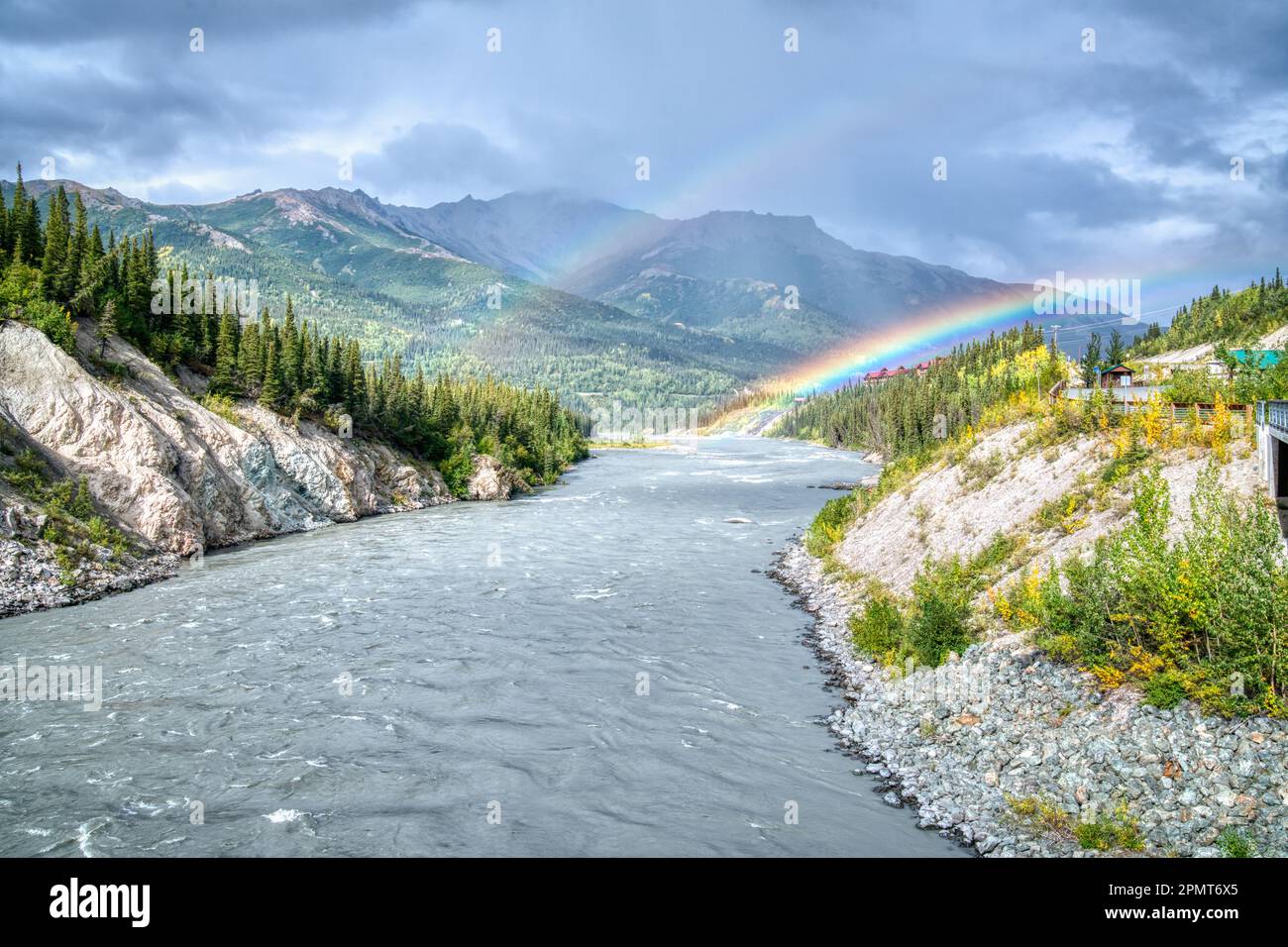 Splendido arcobaleno sul fiume Nenana nel Parco Nazionale di Denali, Alaska Foto Stock