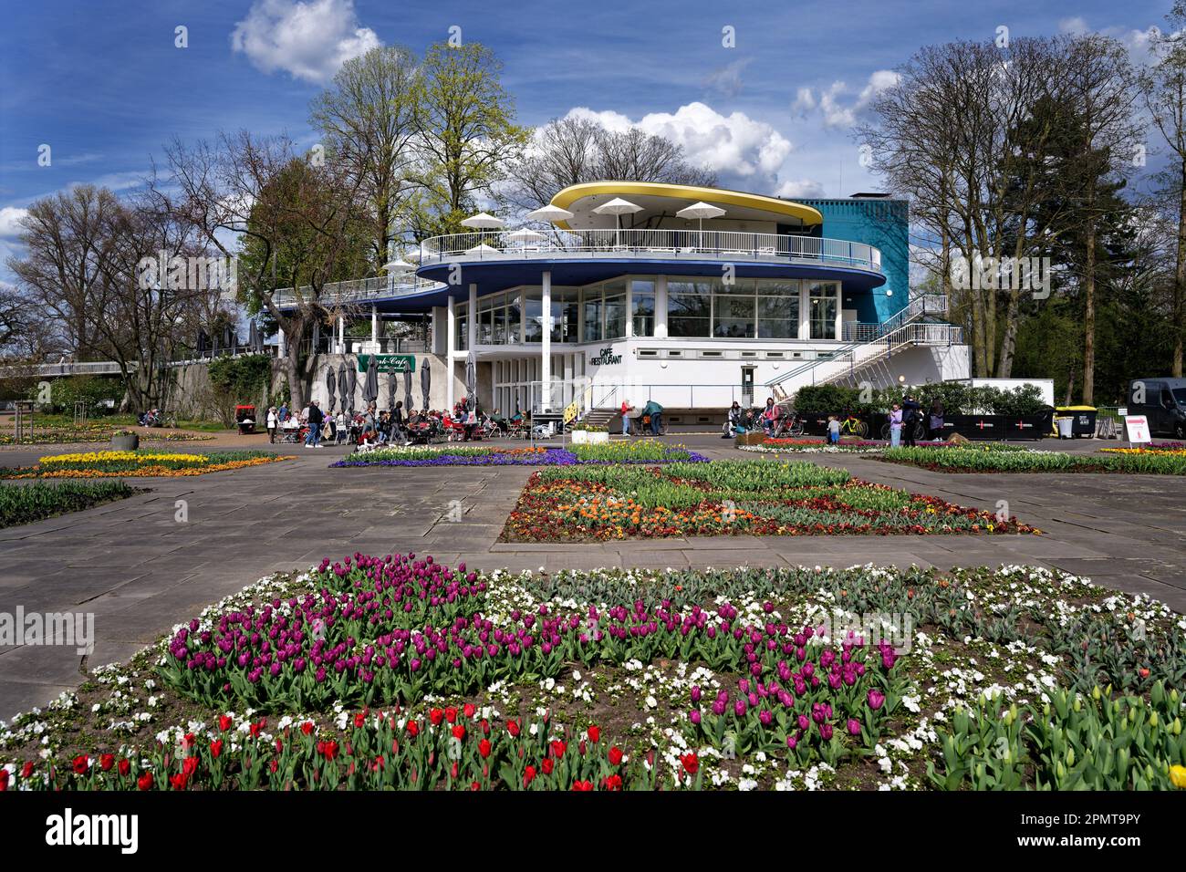 Colonia, Germania Aprile 14 2023: Lo storico caffè del parco del reno di colonia in primavera Foto Stock