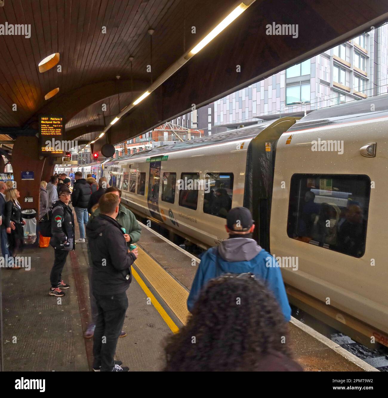 Servizio ferroviario Northern, EMU - unità elettrica multipla, su una piattaforma piovosa, alla stazione ferroviaria Manchester Oxford Road, Inghilterra, Regno Unito, M1 6FU Foto Stock