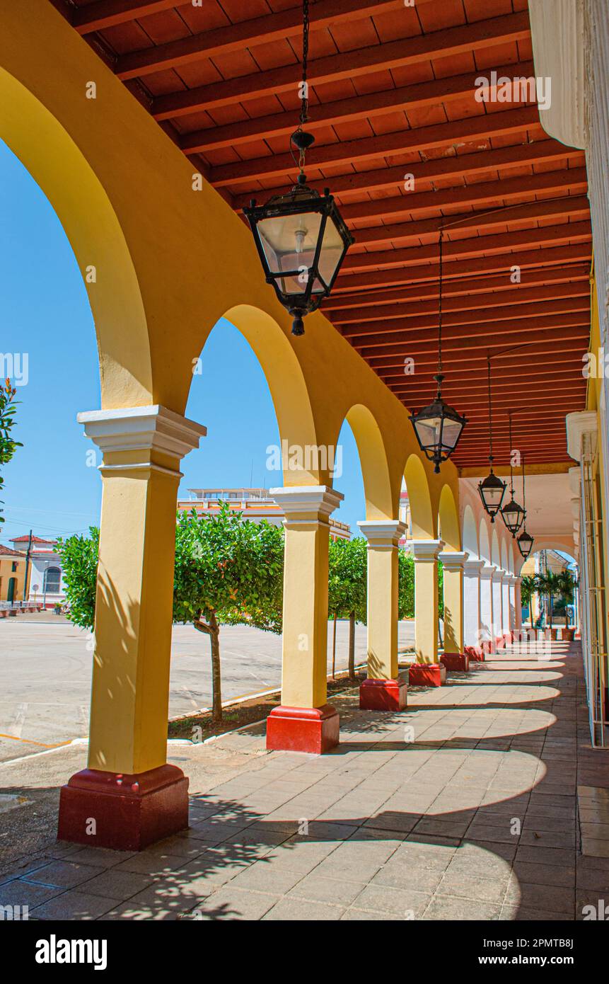 Grande portale con colonne nella città coloniale di Cuba, un esempio del patrimonio ispanico dei primi villaggi americani Foto Stock