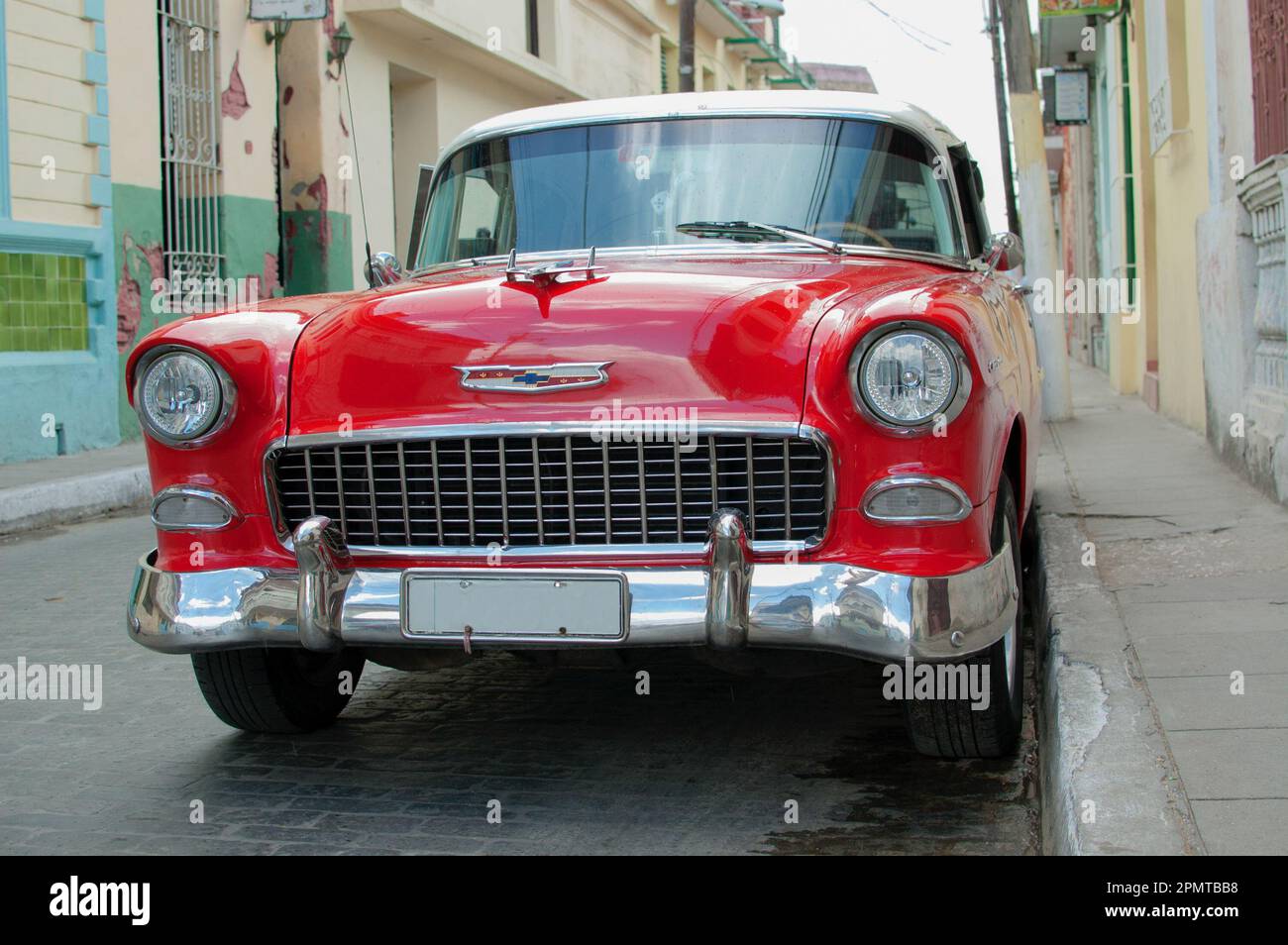 Auto d'epoca americana in una strada a Cuba, una reliquia cubana ben conservata dai tempi pre-rivoluzione Foto Stock