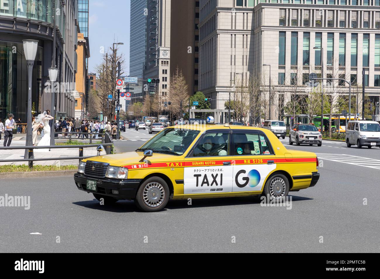 Aprile 2023, quartiere di Tokyo Shinjuku, Toyota Crown taxi auto veicoli per le strade di Tokyo, Giappone, Asia Foto Stock