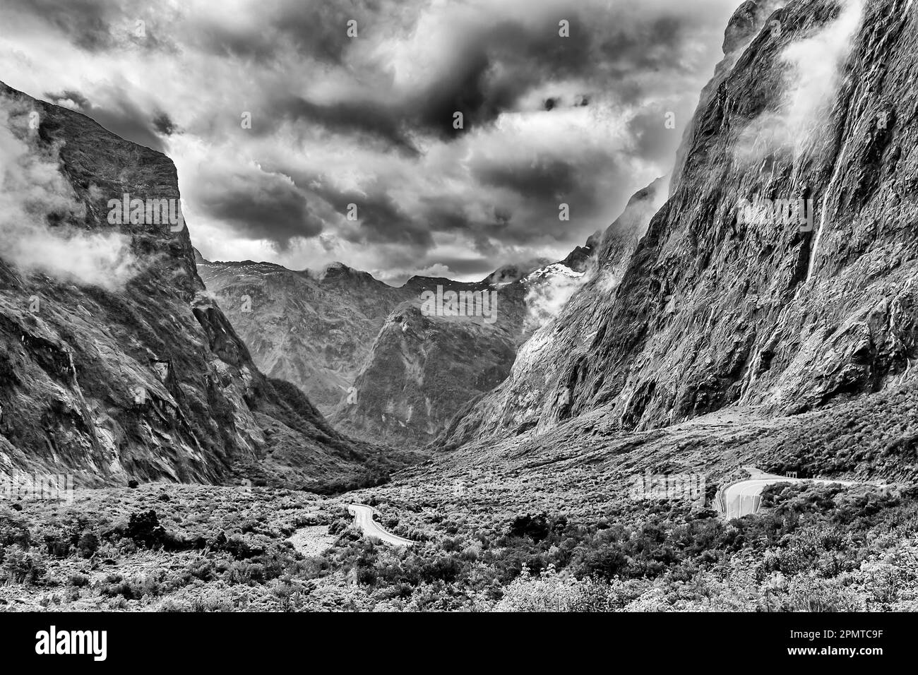 Contrasto con il tempo drammatico nel profondo torrente panoramico di montagna presso Homer Tunnel a Milford suono della Nuova Zelanda come bianco-nero. Foto Stock