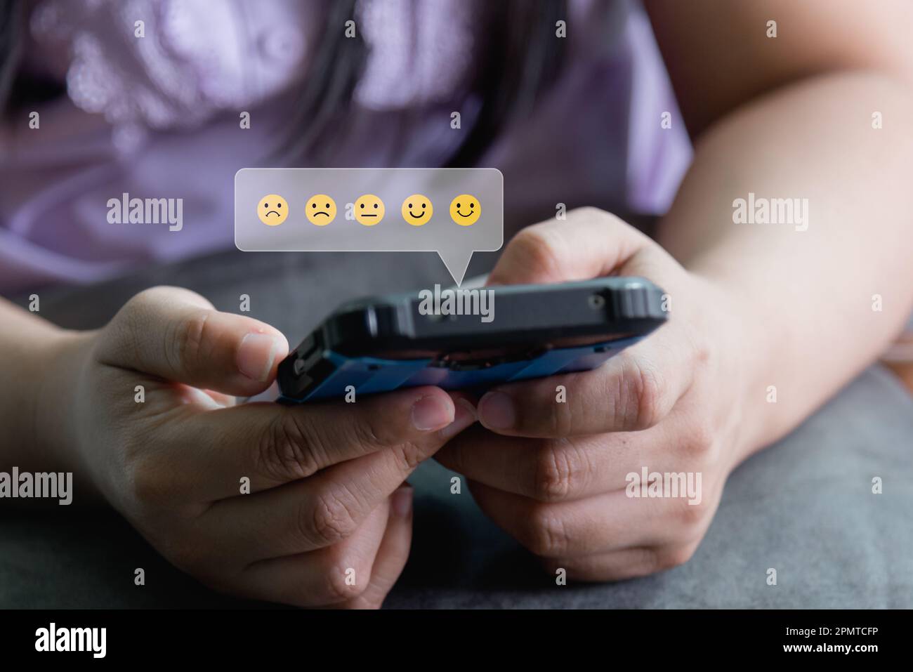 Concetto di valutazione della soddisfazione del servizio clienti. Uomo che utilizza lo smartphone e che tocca lo schermo con la classificazione oro eccellente feedback icona, valutato a molto g Foto Stock