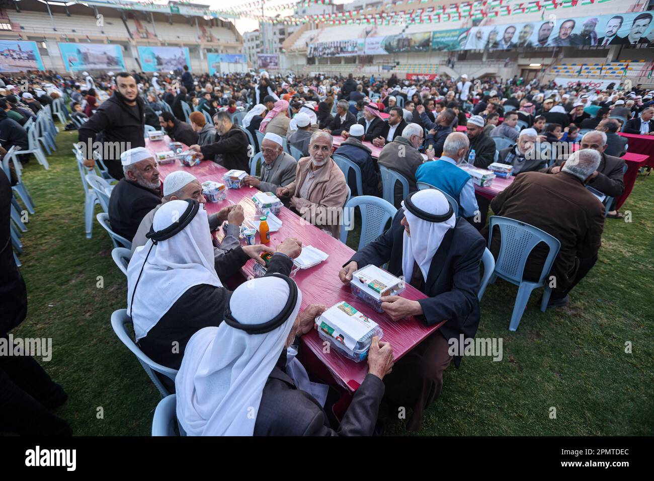 I Palestinesi partecipano ad un raduno per celebrare la Giornata di al-Quds (Gerusalemme). Il leader iraniano ha pronunciato un discorso storico al popolo palestinese di Gaza, dicendo loro di aderire alla lotta contro Israele in un discorso che riflette il sostegno del suo paese al gruppo militante al governo del territorio di Hamas. Al-Quds (Gerusalemme) Day, è una giornata commemorativa a sostegno del popolo palestinese che si tiene ogni anno l'ultimo venerdì del mese del digiuno musulmano del Ramadan con un'iniziativa avviata dal defunto fondatore della Repubblica islamica in Iran. Foto Stock