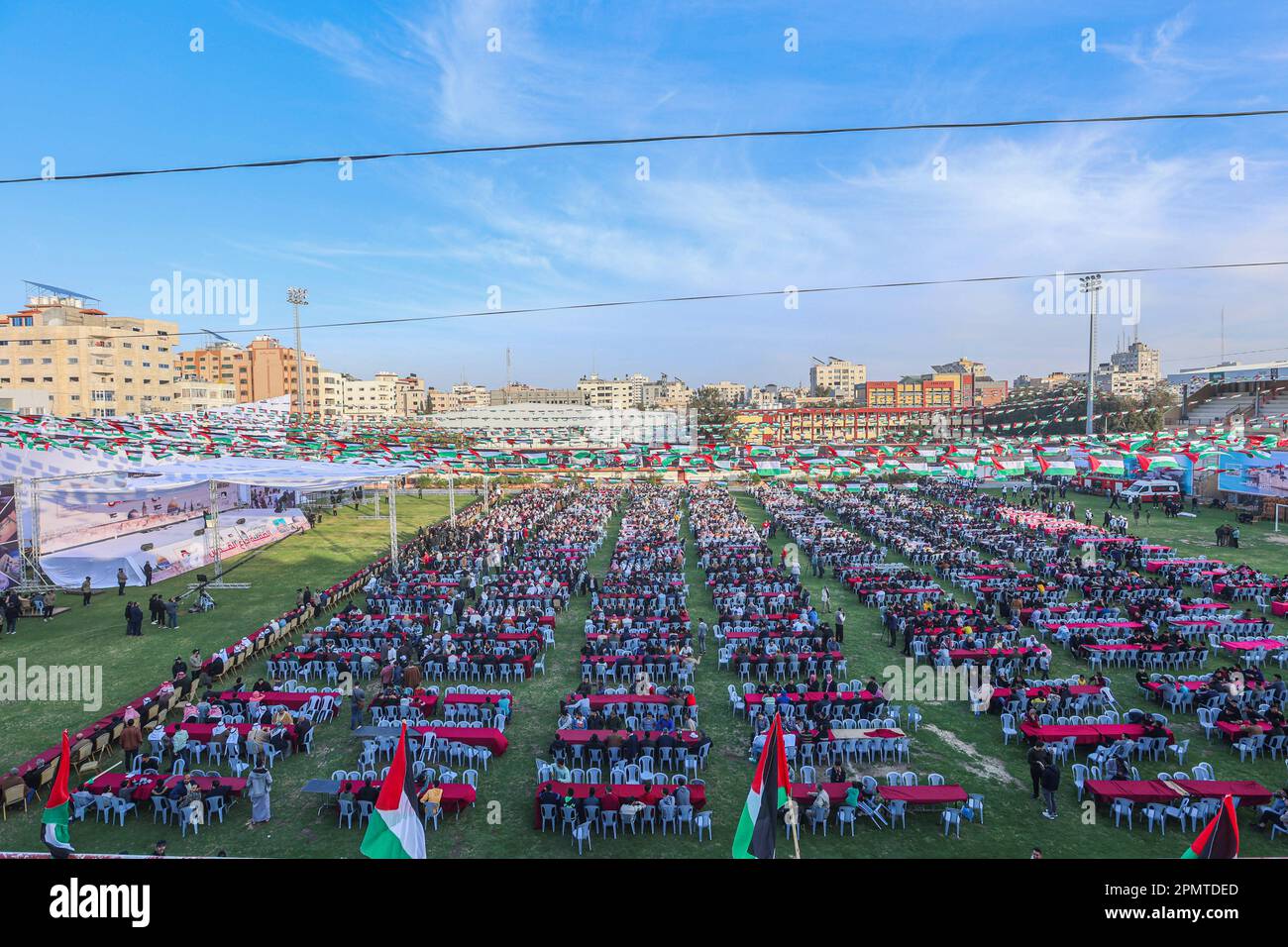 I Palestinesi partecipano ad un raduno per celebrare la Giornata di al-Quds (Gerusalemme). Il leader iraniano ha pronunciato un discorso storico al popolo palestinese di Gaza, dicendo loro di aderire alla lotta contro Israele in un discorso che riflette il sostegno del suo paese al gruppo militante al governo del territorio di Hamas. Al-Quds (Gerusalemme) Day, è una giornata commemorativa a sostegno del popolo palestinese che si tiene ogni anno l'ultimo venerdì del mese del digiuno musulmano del Ramadan con un'iniziativa avviata dal defunto fondatore della Repubblica islamica in Iran. Foto Stock