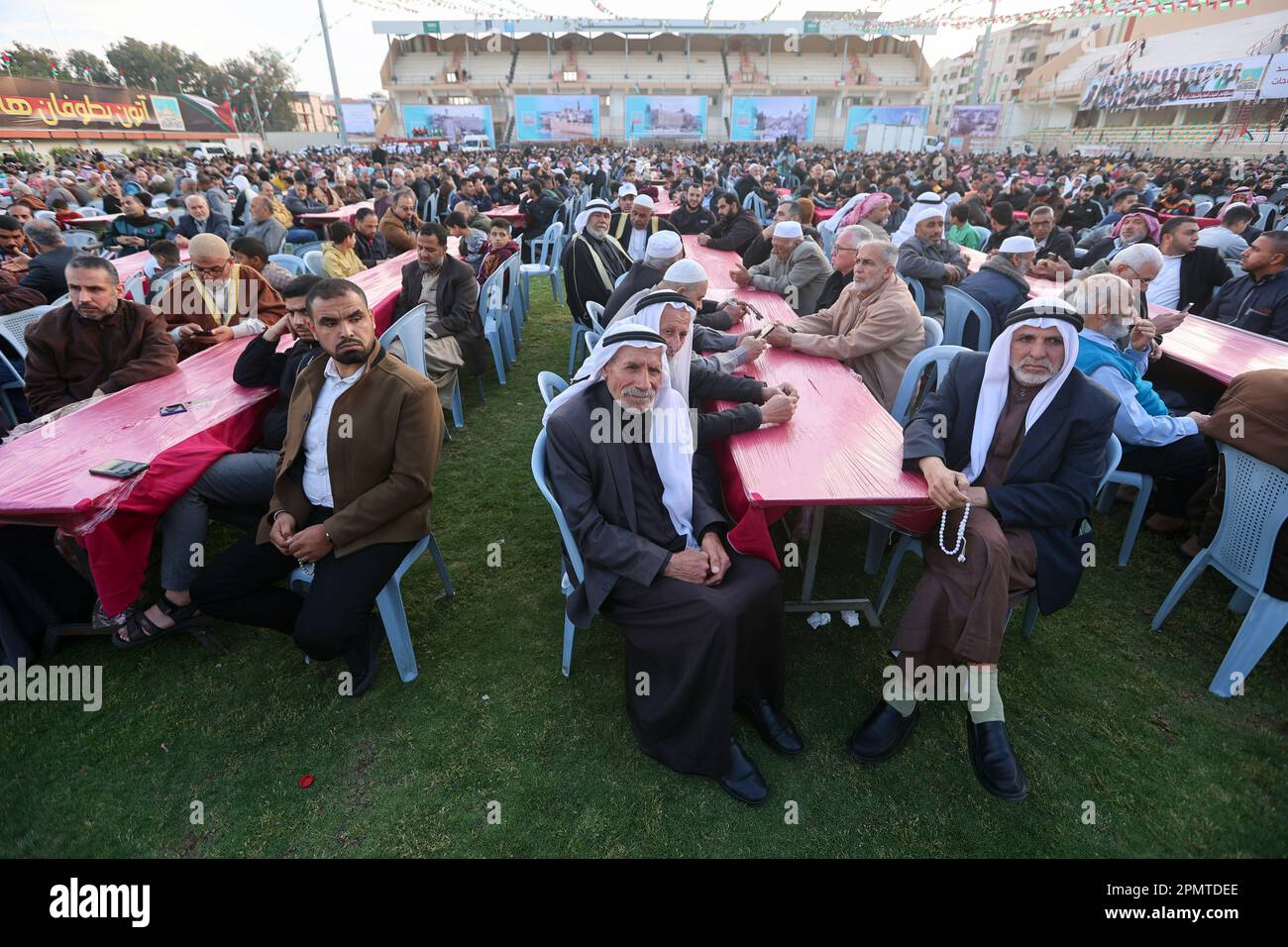 I Palestinesi partecipano ad un raduno per celebrare la Giornata di al-Quds (Gerusalemme). Il leader iraniano ha pronunciato un discorso storico al popolo palestinese di Gaza, dicendo loro di aderire alla lotta contro Israele in un discorso che riflette il sostegno del suo paese al gruppo militante al governo del territorio di Hamas. Al-Quds (Gerusalemme) Day, è una giornata commemorativa a sostegno del popolo palestinese che si tiene ogni anno l'ultimo venerdì del mese del digiuno musulmano del Ramadan con un'iniziativa avviata dal defunto fondatore della Repubblica islamica in Iran. Foto Stock