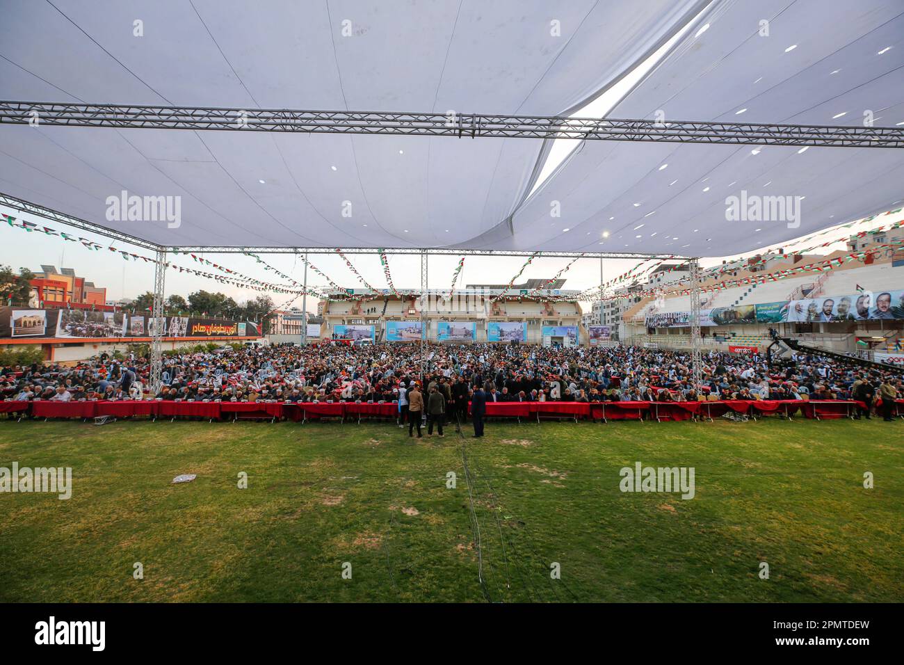 I Palestinesi partecipano ad un raduno per celebrare la Giornata di al-Quds (Gerusalemme). Il leader iraniano ha pronunciato un discorso storico al popolo palestinese di Gaza, dicendo loro di aderire alla lotta contro Israele in un discorso che riflette il sostegno del suo paese al gruppo militante al governo del territorio di Hamas. Al-Quds (Gerusalemme) Day, è una giornata commemorativa a sostegno del popolo palestinese che si tiene ogni anno l'ultimo venerdì del mese del digiuno musulmano del Ramadan con un'iniziativa avviata dal defunto fondatore della Repubblica islamica in Iran. Foto Stock