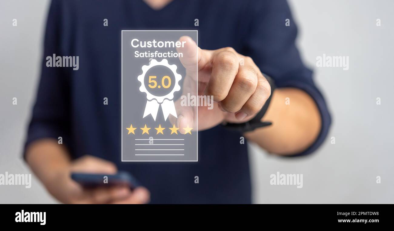 Concetto di valutazione della soddisfazione del servizio clienti. Uomo toccare schermo virtuale con cinque stelle oro valutazione eccellente feedback icona, valutato un ottimo re Foto Stock