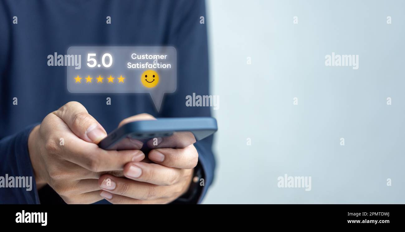 Concetto di valutazione della soddisfazione del servizio clienti. Uomo che utilizza lo smartphone e che tocca lo schermo con cinque stelle dorate eccellente feedback icona, tasso Foto Stock