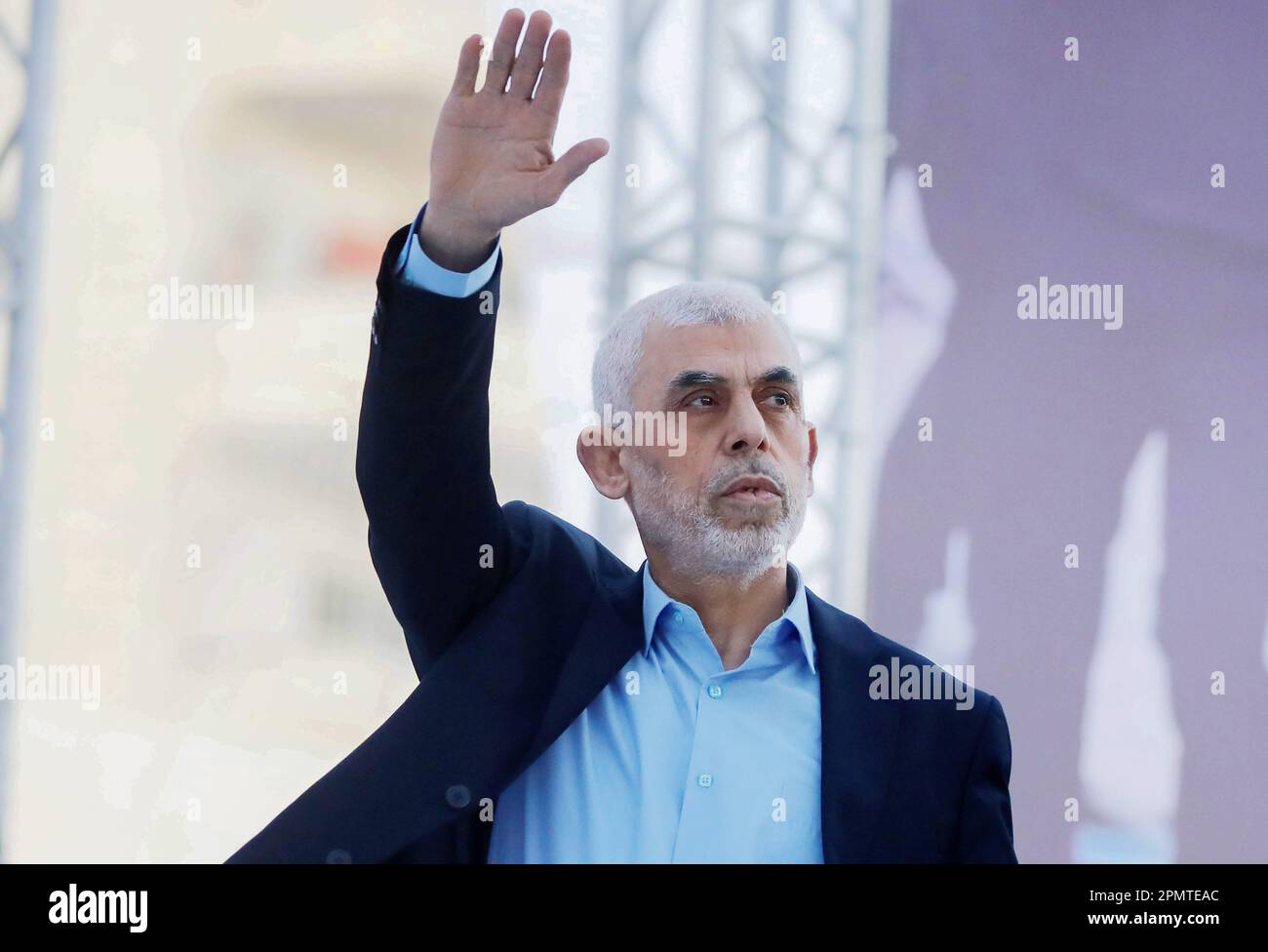 Yahya Sinwar, capo del movimento islamico palestinese Hamas nella striscia di Gaza, fa passare la mano alla folla durante la celebrazione della Giornata Internazionale dei Quds a Gaza City. Il leader iraniano ha pronunciato un discorso storico al popolo palestinese di Gaza, dicendo loro di aderire alla lotta contro Israele in un discorso che riflette il sostegno del suo paese al gruppo militante al governo del territorio di Hamas. Al-Quds (Gerusalemme) Day, è una giornata commemorativa a sostegno del popolo palestinese che si tiene ogni anno l'ultimo venerdì del mese del digiuno musulmano del Ramadan con un'iniziativa avviata dal tardo Fou Foto Stock
