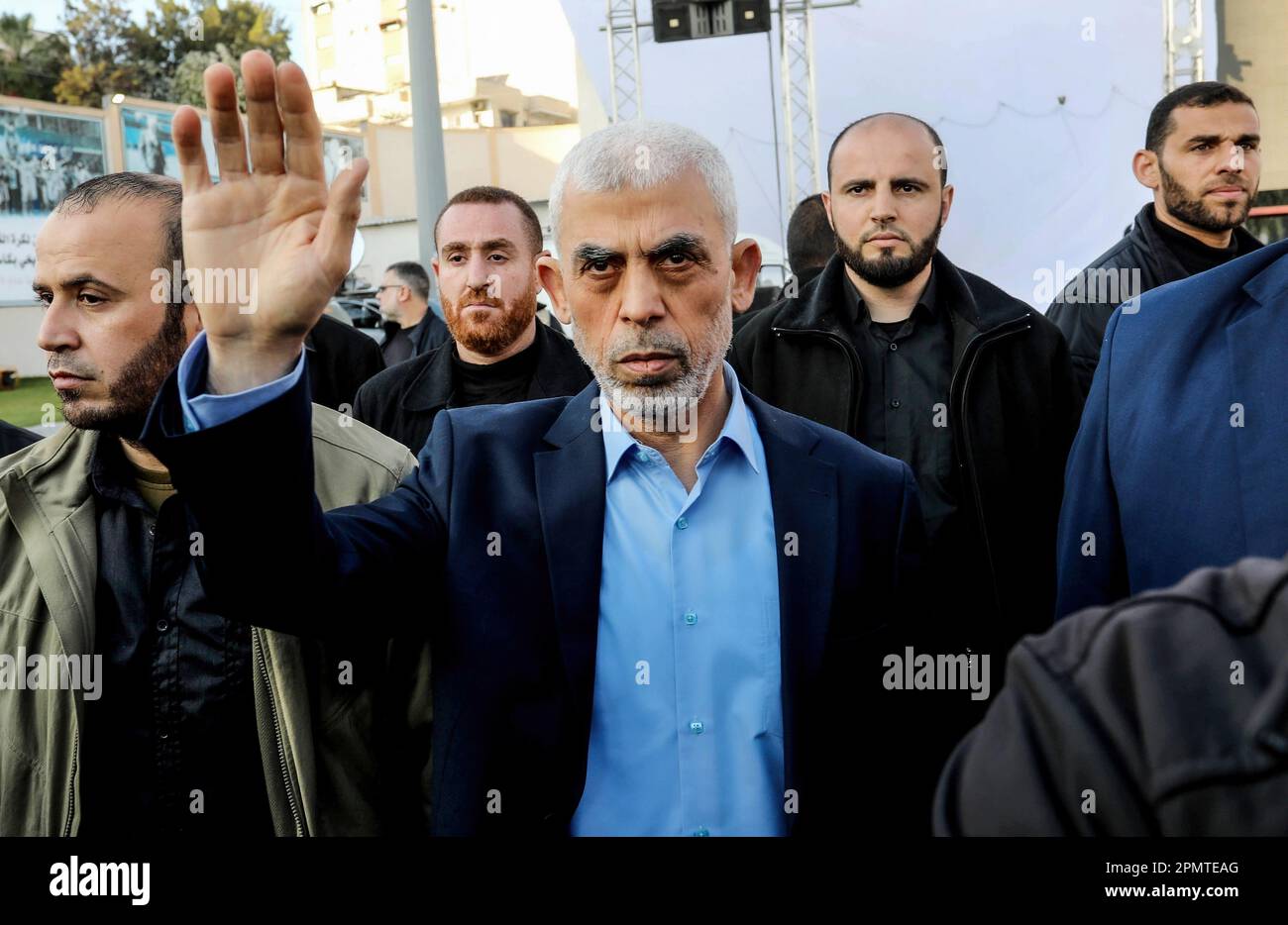Yahya Sinwar, capo del movimento islamico palestinese Hamas nella striscia di Gaza, fa passare la mano alla folla durante la celebrazione della Giornata Internazionale dei Quds a Gaza City. Il leader iraniano ha pronunciato un discorso storico al popolo palestinese di Gaza, dicendo loro di aderire alla lotta contro Israele in un discorso che riflette il sostegno del suo paese al gruppo militante al governo del territorio di Hamas. Al-Quds (Gerusalemme) Day, è una giornata commemorativa a sostegno del popolo palestinese che si tiene ogni anno l'ultimo venerdì del mese del digiuno musulmano del Ramadan con un'iniziativa avviata dal tardo Fou Foto Stock