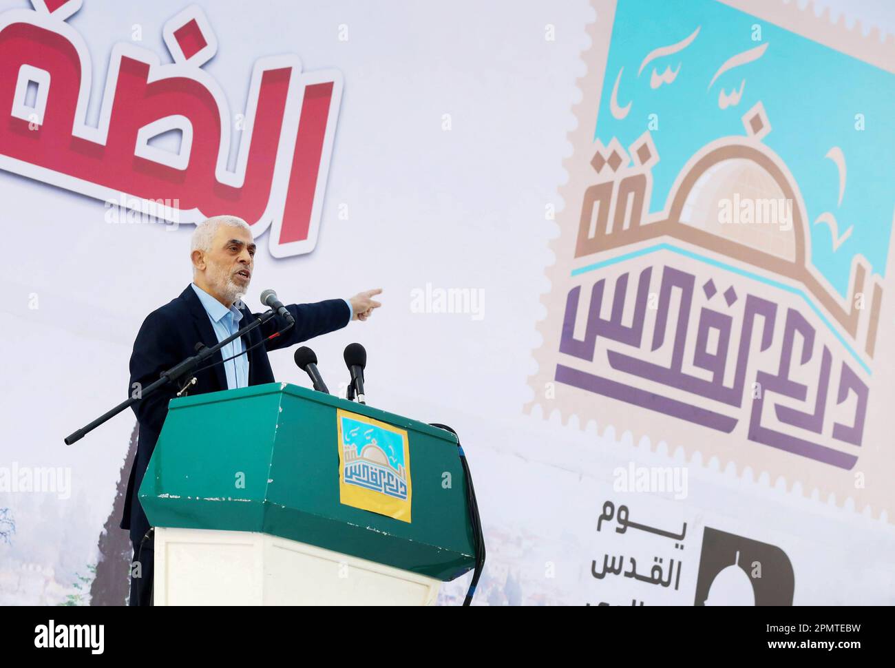 Yahya Sinwar, capo del movimento islamico palestinese Hamas nella striscia di Gaza, parla durante la celebrazione della Giornata Internazionale dei Quds a Gaza City. Il leader iraniano ha pronunciato un discorso storico al popolo palestinese di Gaza, dicendo loro di aderire alla lotta contro Israele in un discorso che riflette il sostegno del suo paese al gruppo militante al governo del territorio di Hamas. Al-Quds (Gerusalemme) Day, è una giornata commemorativa a sostegno del popolo palestinese che si tiene ogni anno l'ultimo venerdì del mese del digiuno musulmano del Ramadan con un'iniziativa avviata dal defunto fondatore della R islamica Foto Stock