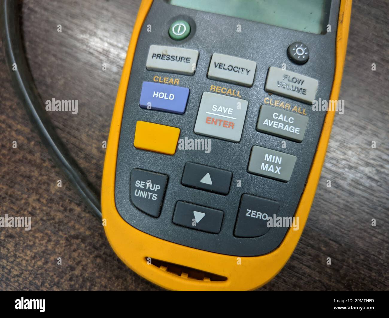 Malesia, 6 giugno 2022: Micromanometro a flusso d'aria Fluke 922 con display retroilluminato luminoso su un tavolo. Foto Stock