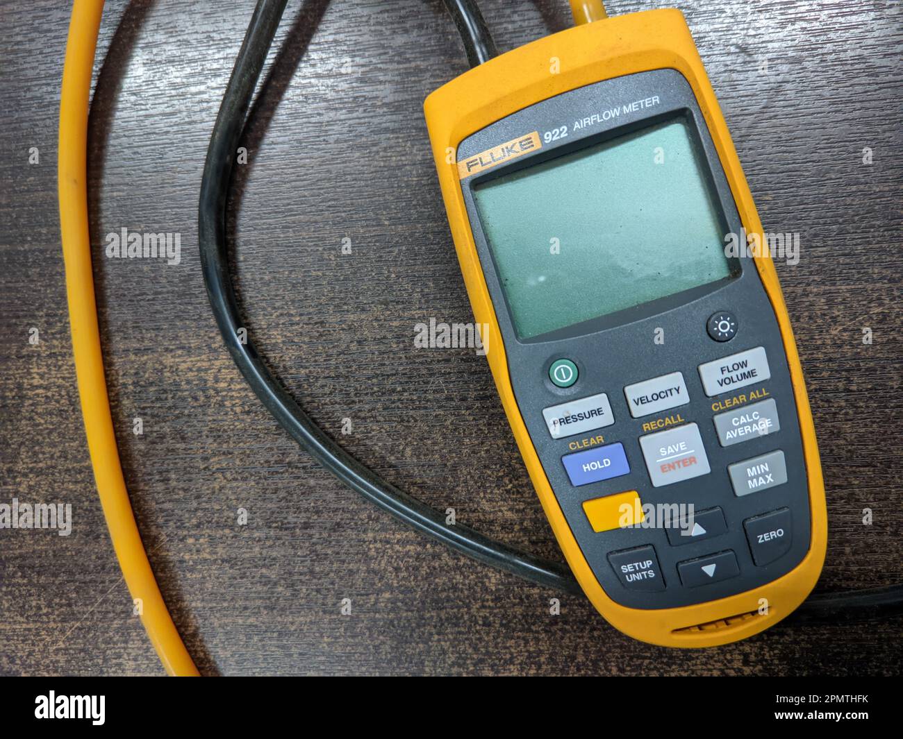 Malesia, 6 giugno 2022: Micromanometro a flusso d'aria Fluke 922 con display retroilluminato luminoso su un tavolo. Foto Stock