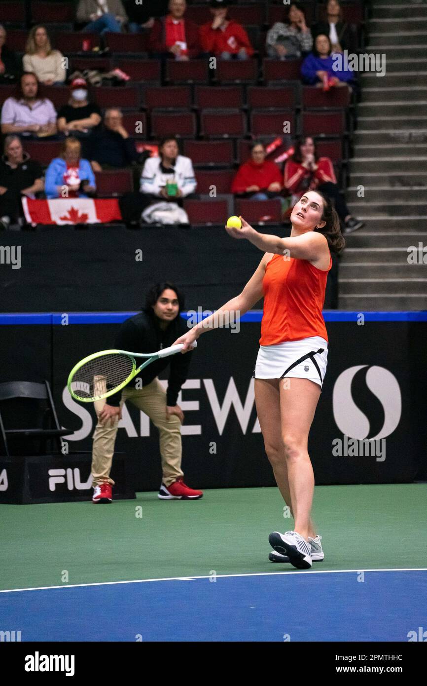 Vancouver, Canada. 14th Apr, 2023. Vancouver, British Columbia, Canada, 14th 2023 aprile: Rebecca Marino (Canada) serve durante la partita dei qualificatori della Billie Jean King Cup 2023 tra Canada e Belgio al Pacific Coliseum di Vancouver, British Columbia, Canada (SOLO PER USO EDITORIALE). (Amy Elle/SPP) Credit: SPP Sport Press Photo. /Alamy Live News Foto Stock