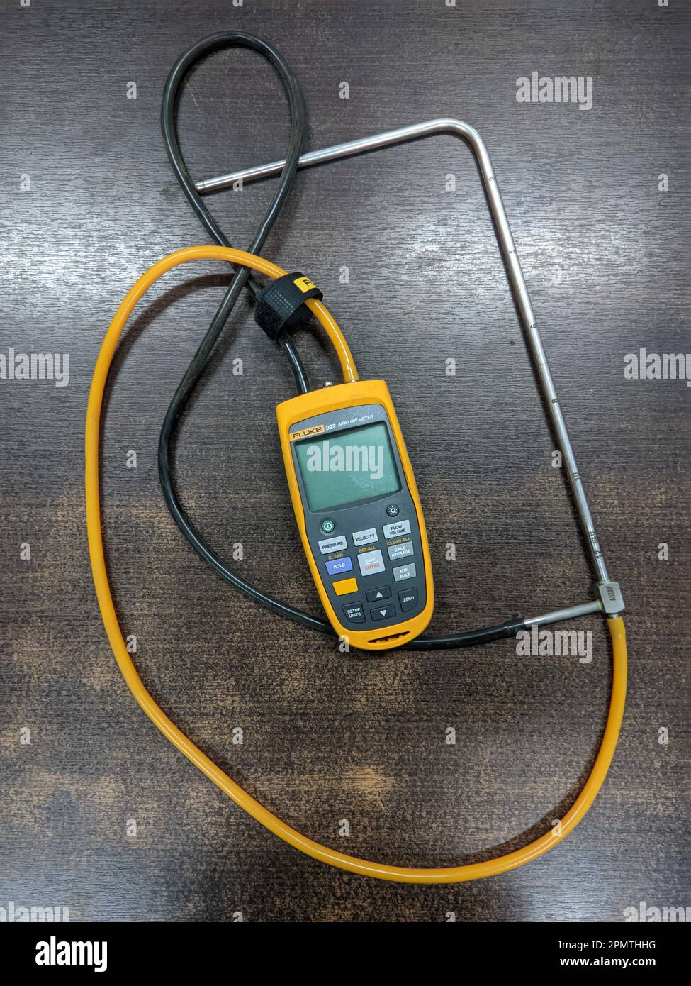 Malesia, 6 giugno 2022: Micromanometro a flusso d'aria Fluke 922 con display retroilluminato luminoso su un tavolo. Foto Stock
