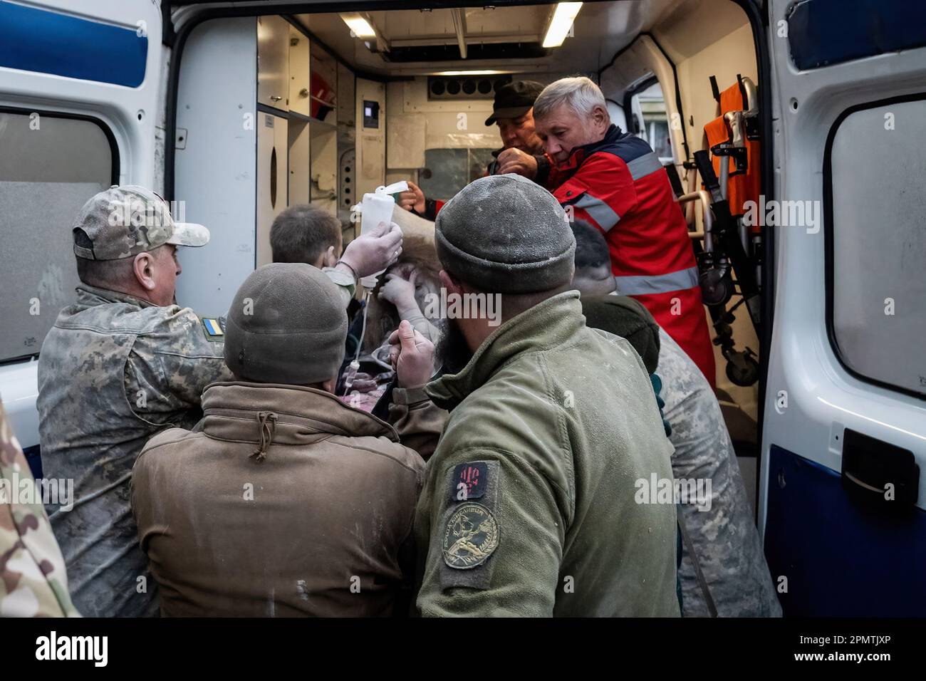 Sloviansk, Ucraina. 14th Apr, 2023. Una ragazza ferita viene salvata dalle macerie e trasferita in ambulanza da funzionari militari e paramedici a Sloviansk. Le truppe russe hanno attaccato la città Ucraina orientale Sliviansk sul grande venerdì ortodosso orientale. I funzionari hanno affermato che è il più grande attacco di razzo da mesi, causando almeno 8 morti e 21 feriti, compresi i bambini e molti edifici distrutti. Ufficiale ha anche detto che almeno 7 missili sono stati sparati durante il venerdì pomeriggio. (Foto di Ashley Chan/SOPA Images/Sipa USA) Credit: Sipa USA/Alamy Live News Foto Stock