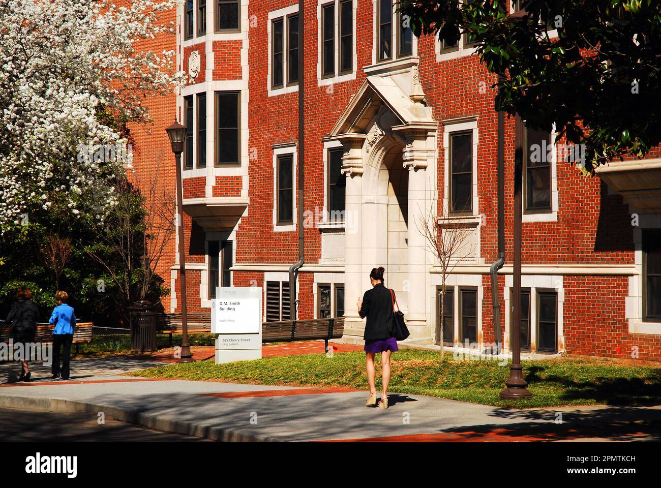 Studenti e docenti camminano attraverso il campus storico del Georgia Institute of Technology, Georgia Tech, sulla loro strada per la lezione Foto Stock