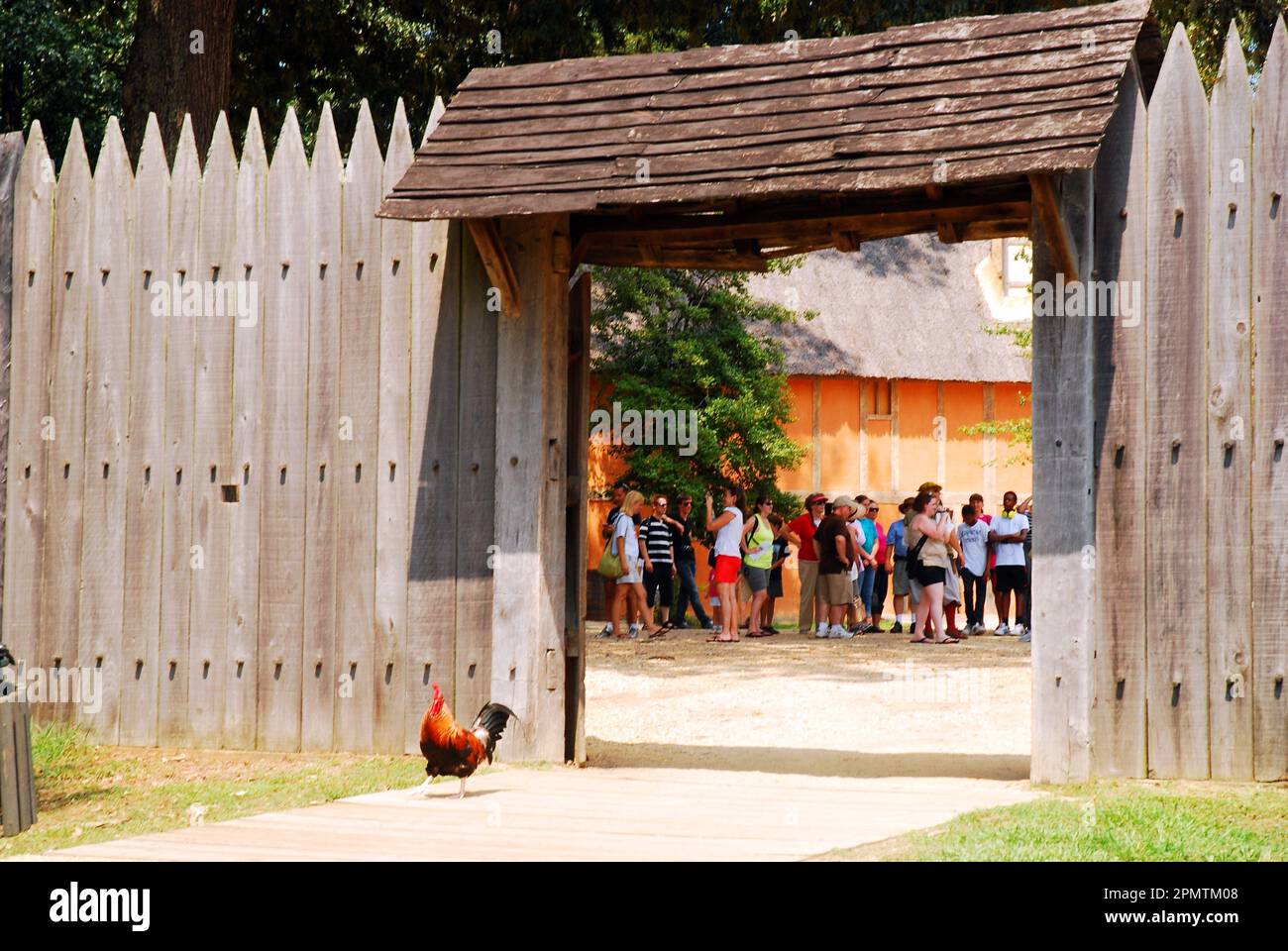 Un'apertura nella stockade recinto offre un picco nel Jamestown Settlement, un museo e ricreazione della prima istituzione inglese in America Foto Stock