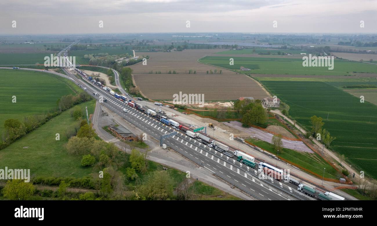Piacenza, Italia - 13 aprile 2023 Inceppamento del traffico in autostrada durante la corsa hou in autostrada del sole, italia vicino Piacenza Foto Stock
