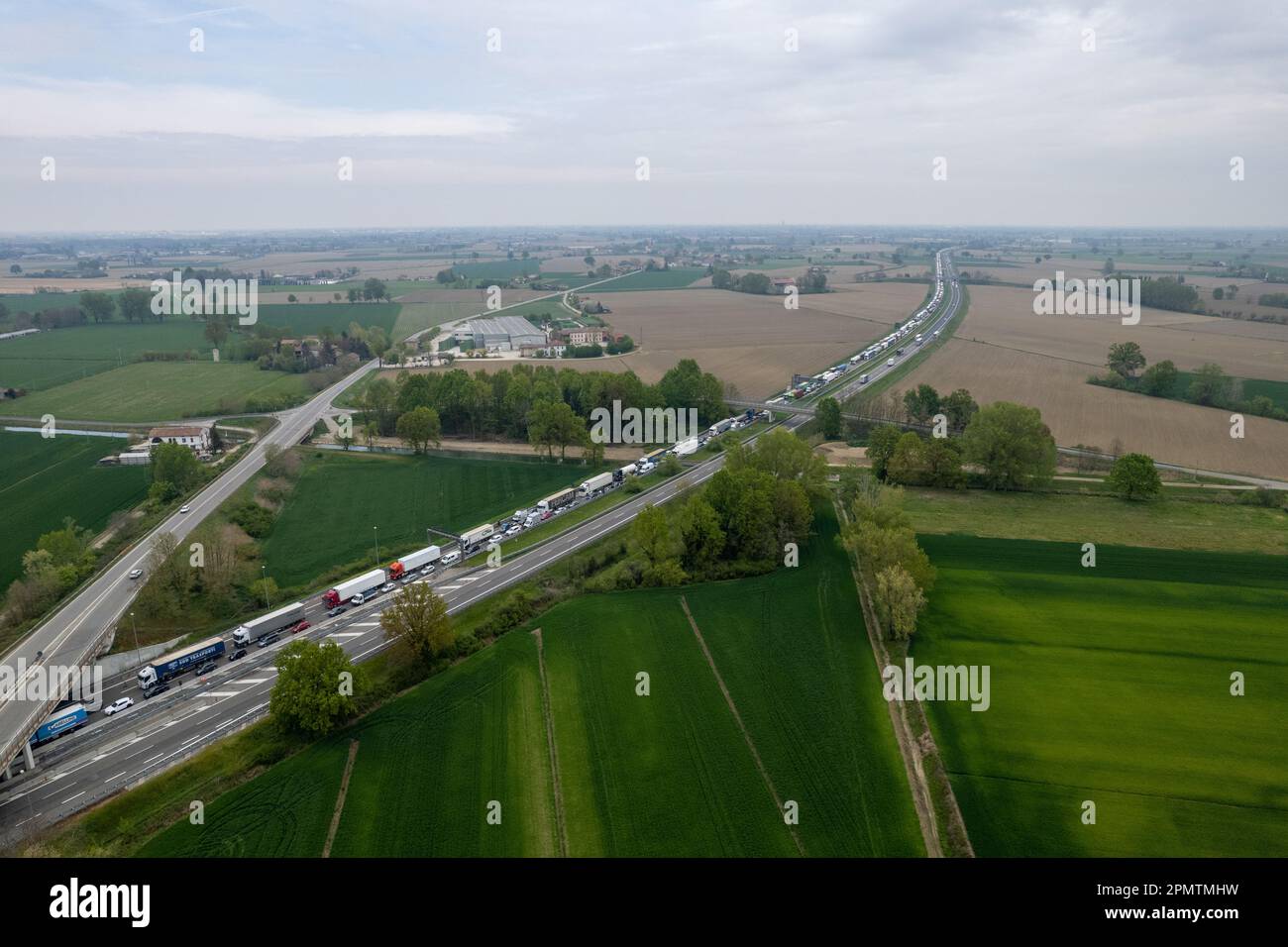 Piacenza, Italia - 13 aprile 2023 Inceppamento del traffico in autostrada durante la corsa hou in autostrada del sole, italia vicino Piacenza Foto Stock