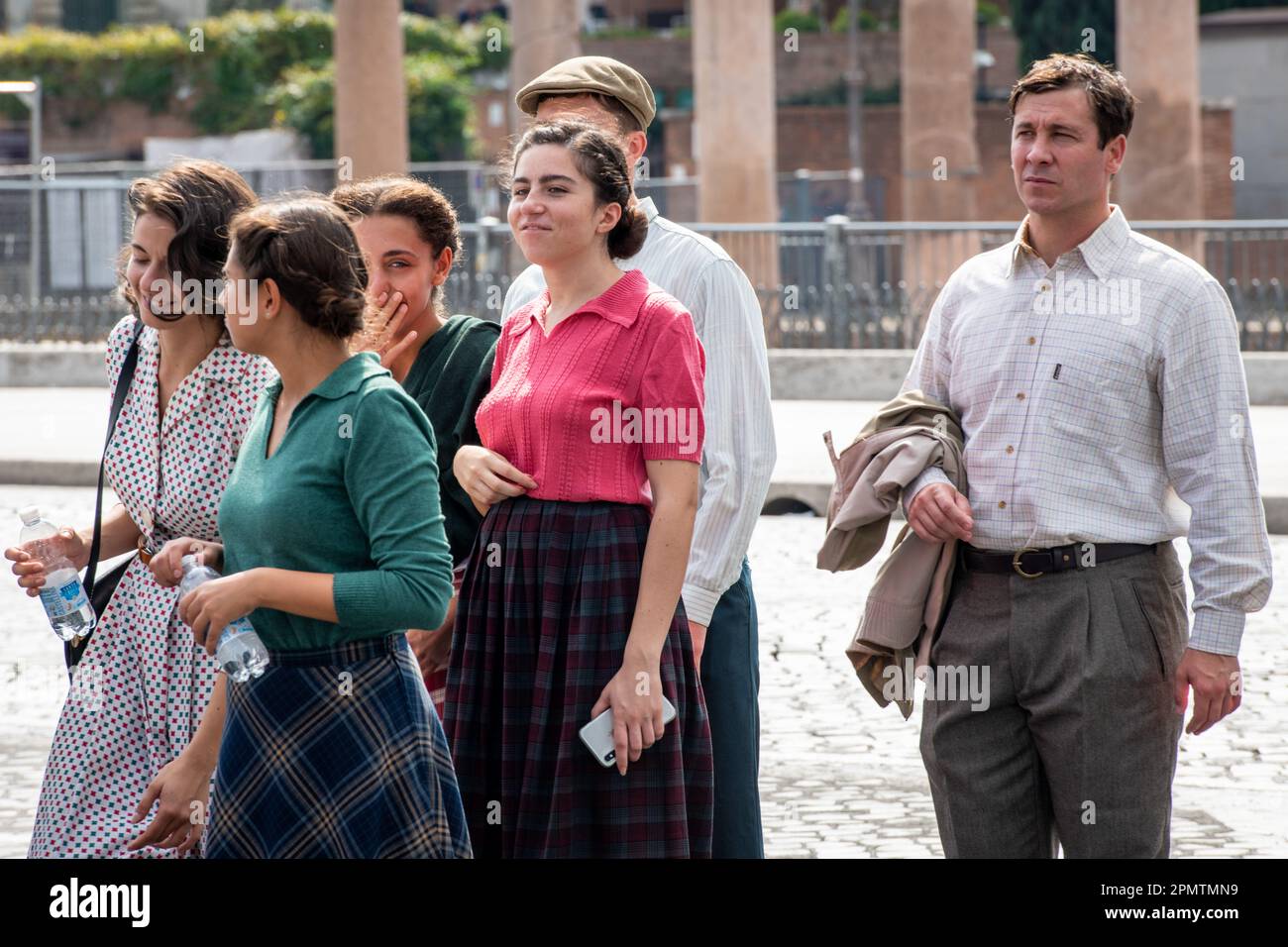 Roma, Italia. 08th Ott 2022. Alcuni attori prendono una pausa durante il tiro. Il nuovo film 'il sol dell'avvenire' del regista italiano Nanni Moretti si contenderà per la Palme d'Or al Festival di Cannes 2023. Ambientato tra gli anni '1950s e '1970s nel mondo del circo e del cinema, sarà pubblicato nei cinema italiani il 20 aprile 2023 distribuito da 01 Distribution, prima di passare alla Croisette nel mese di maggio. Il regista girerà 70 il 19 agosto 2023. (Foto di Marcello Valeri/SOPA Images/Sipa USA) Credit: Sipa USA/Alamy Live News Foto Stock