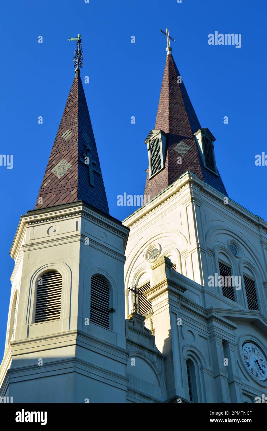New Orleans, LA, USA 9 giugno 2017 le guglie della Cattedrale di St Louis a New Orleans sorgono sopra il quartiere francese e Jackson Square Foto Stock