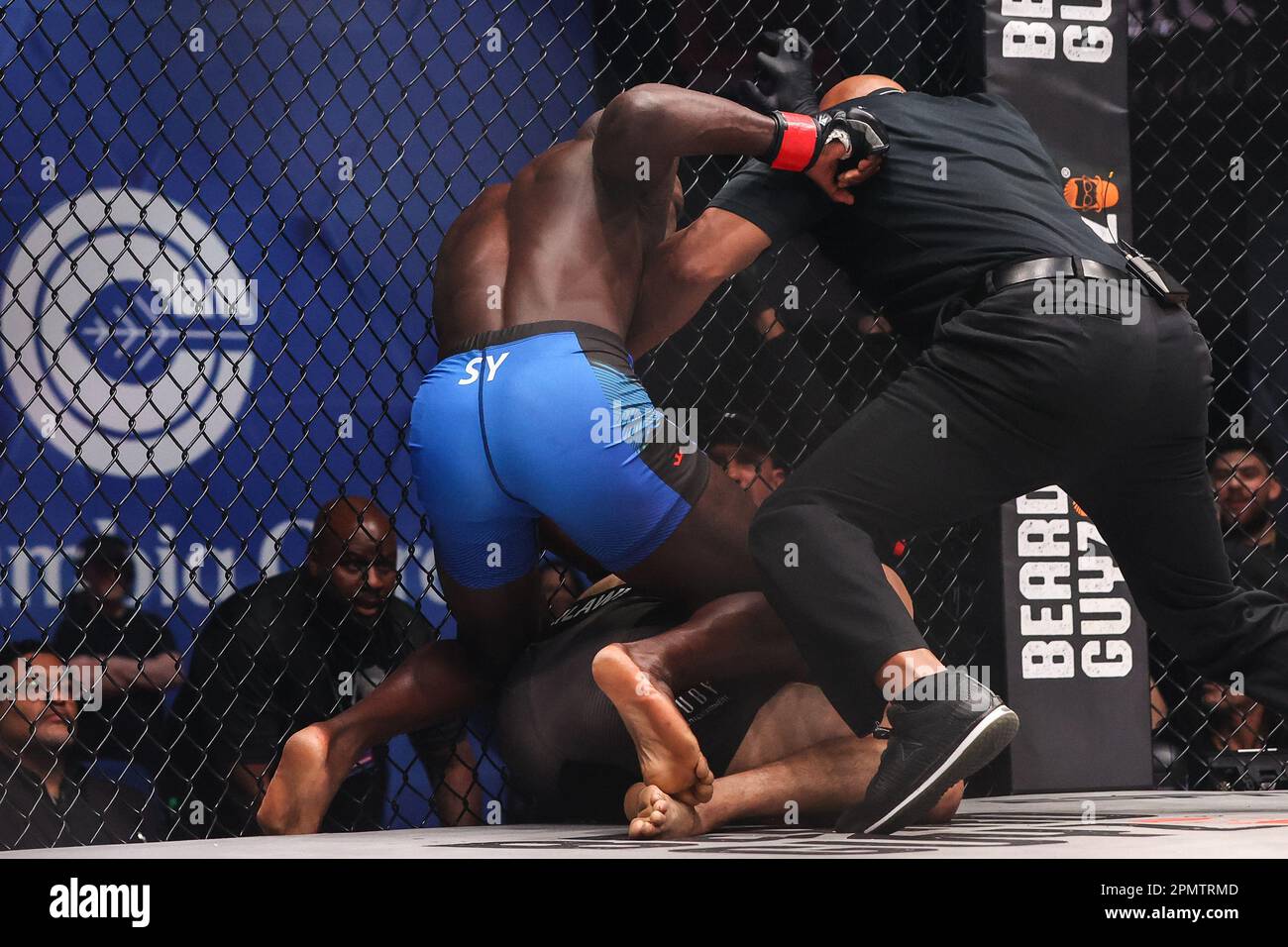 Las Vegas, Nevada, USA. 14th Apr, 2023. L'arbitro Mark Smith entra a separare Welterweight Sadibou Sy e Jarrah al Silawi durante la PFL 3 Regular Season Fight Night al Theater Inside the Virgin Hotel il 14 aprile 2023 a Las Vegas, Nevada. Christopher Trim/CSM(Credit Image: © Christopher Trim/Cal Sport Media). Credit: csm/Alamy Live News Foto Stock