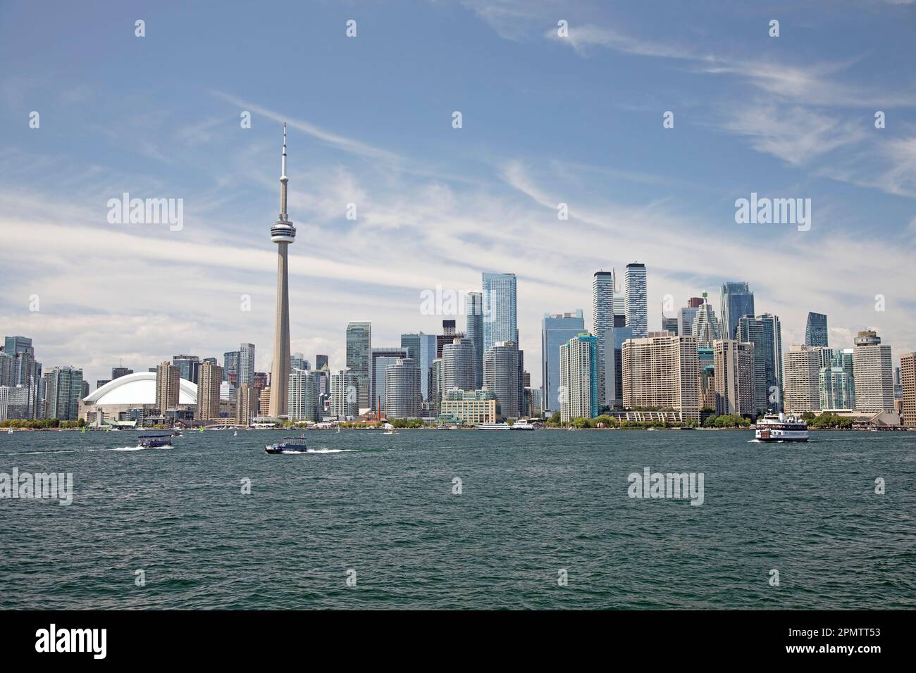 Skyline di Toronto e lago Ontario con barche in primo piano Foto Stock