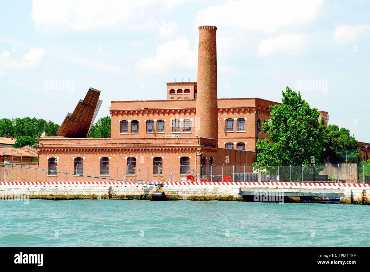 Edifici colorati sul Canal grande, Venezia, città metropolitana di Venezia, regione Veneto, Italia, Europa Foto Stock