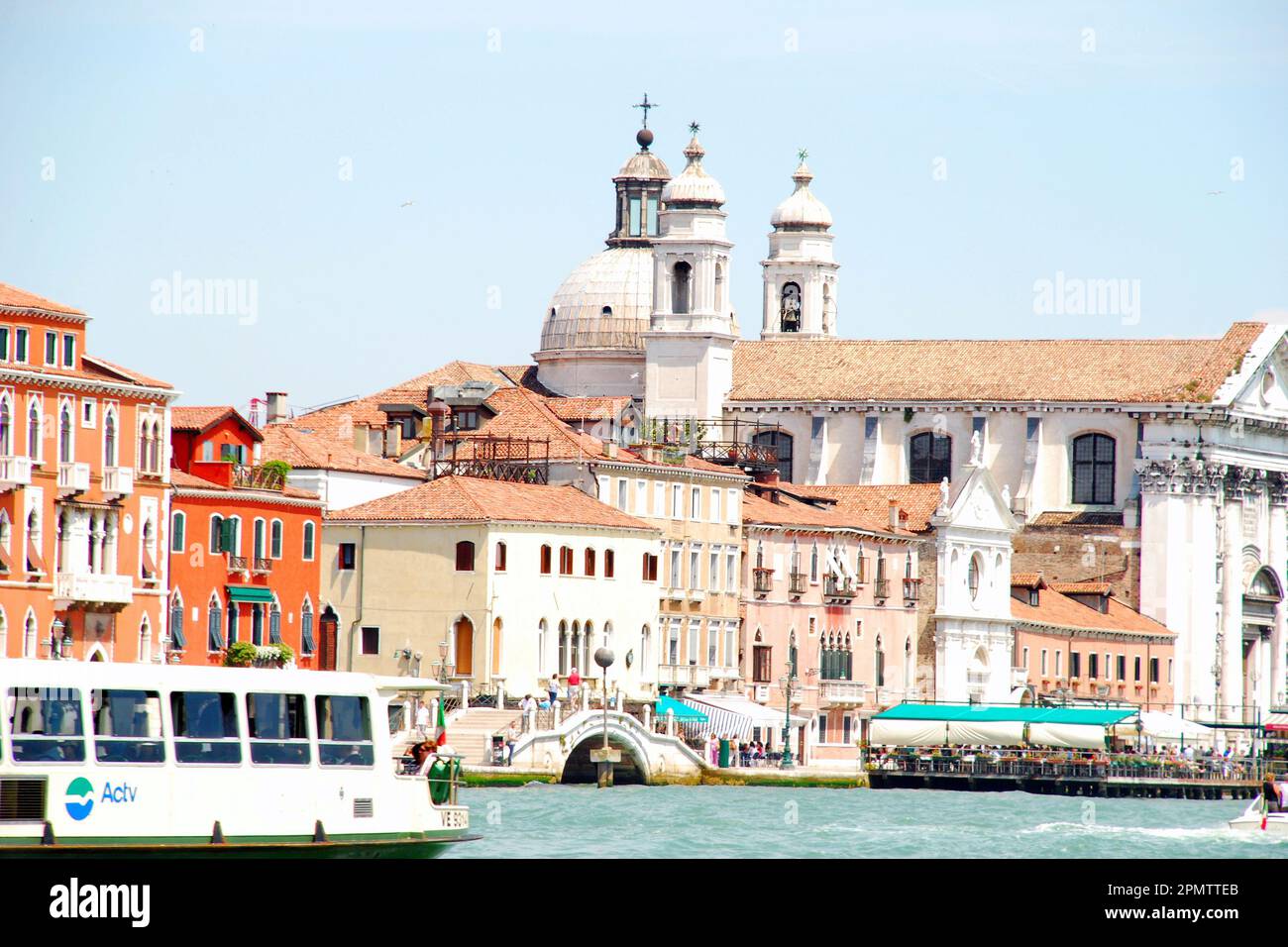 Edifici colorati sul Canal grande, Venezia, città metropolitana di Venezia, regione Veneto, Italia, Europa Foto Stock