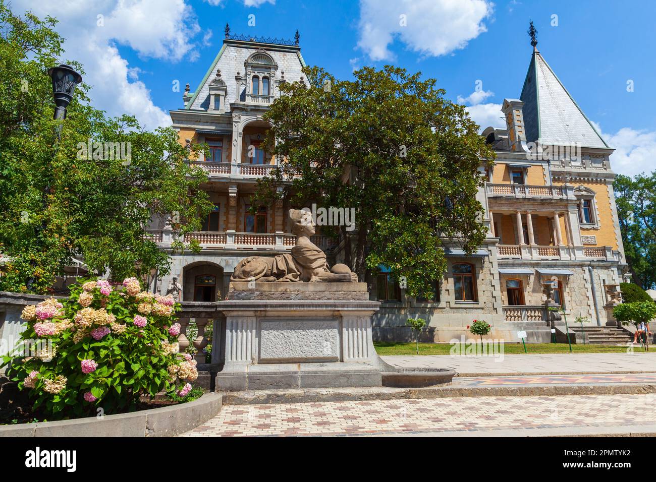 Scultura della donna-Sfinge con una palla a Massandra Palace, una villa Chateauesque dell'imperatore Alessandro III di Russia a Massandra, Crimea. Costruisci Foto Stock