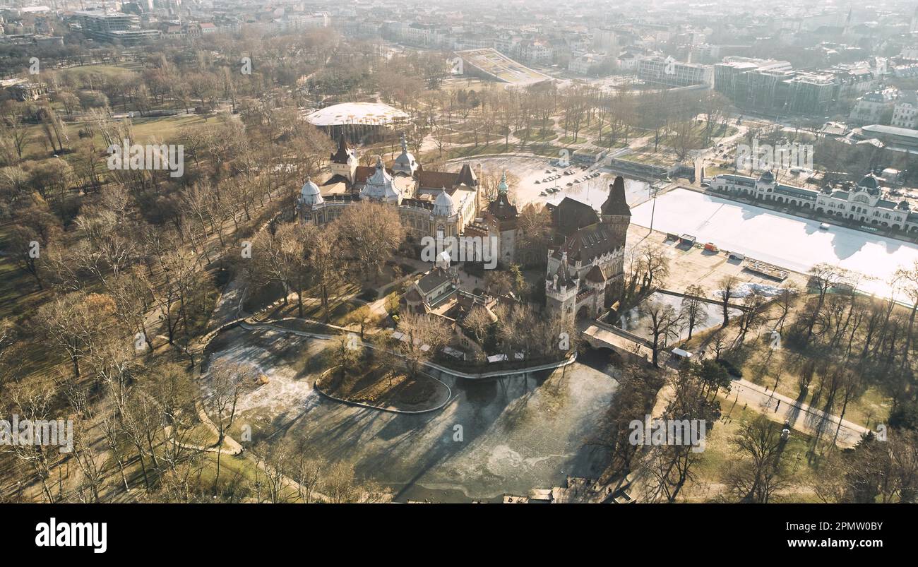 Vista aerea del complesso museale del castello di Vajdahunyad a Budapest Foto Stock
