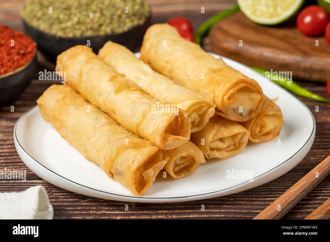 Pasta di sigaretta. Torta al formaggio su pavimento in legno. Involtini di formaggio fritti con fillo. Nome locale sigara boregi. Primo piano Foto Stock