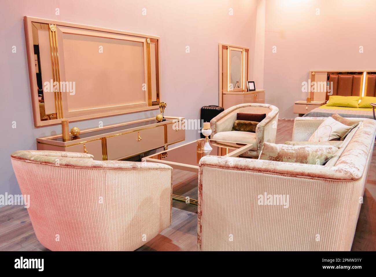 Divano bianco con poltrone nel soggiorno. Cassettiera TV. Foto Stock