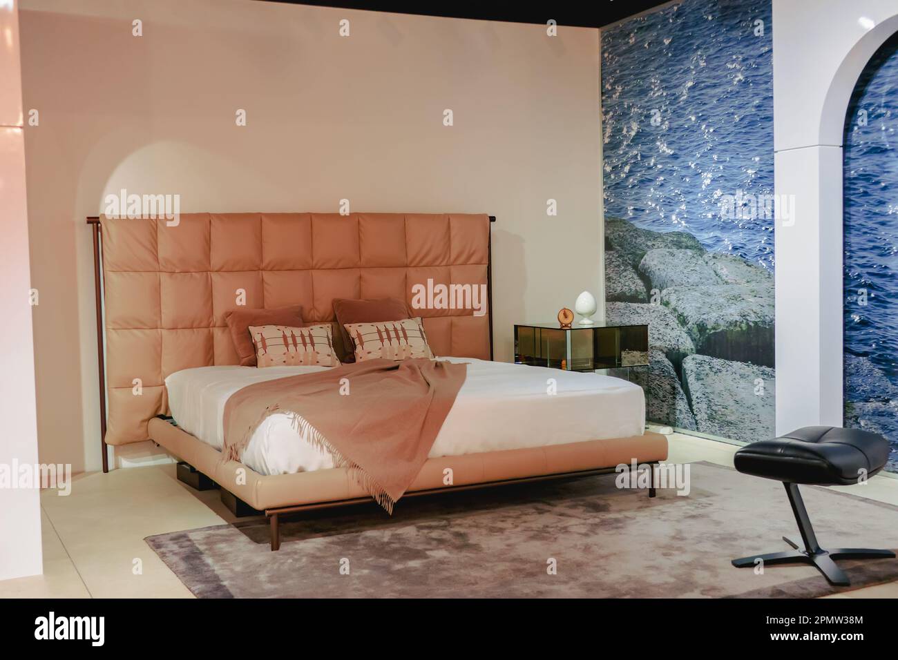 Letto matrimoniale in camera da letto in tonalità pastello beige. Foto Stock